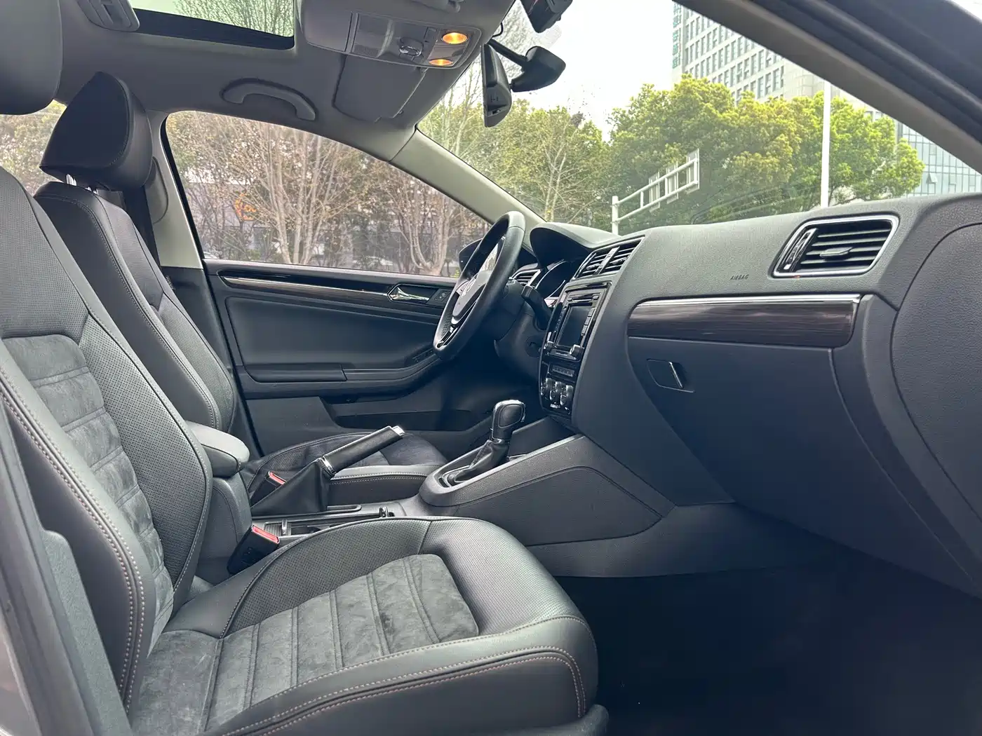 Volkswagen Sagitar 2015 230TSI Automatic Luxury фото 9
