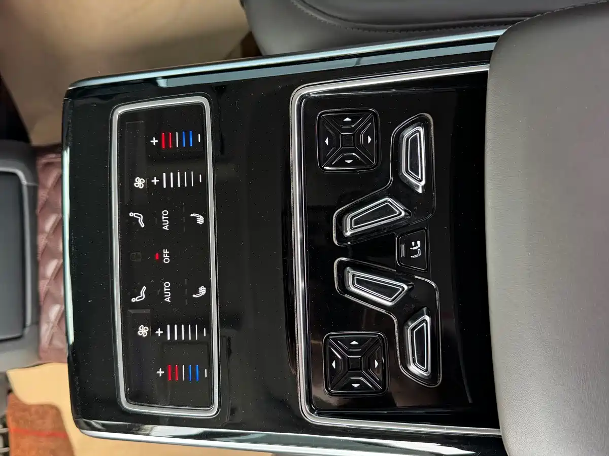 Photo 15 - Audi A8