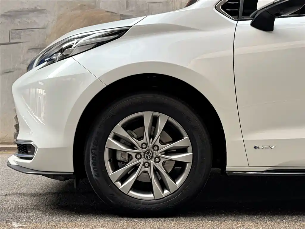 Toyota Sienna 2024 2.5L Hybrid 4WD Premium Edition фото 6