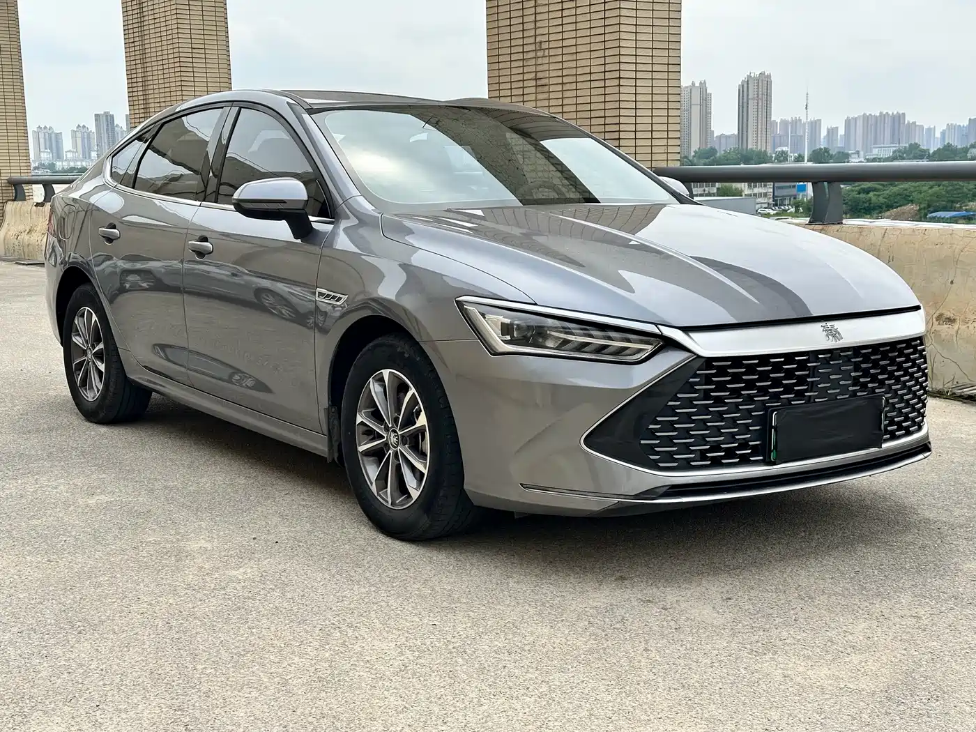 BYD Qin PLUS 2024 Glory Edition DM-i 55KM Leading фото 3