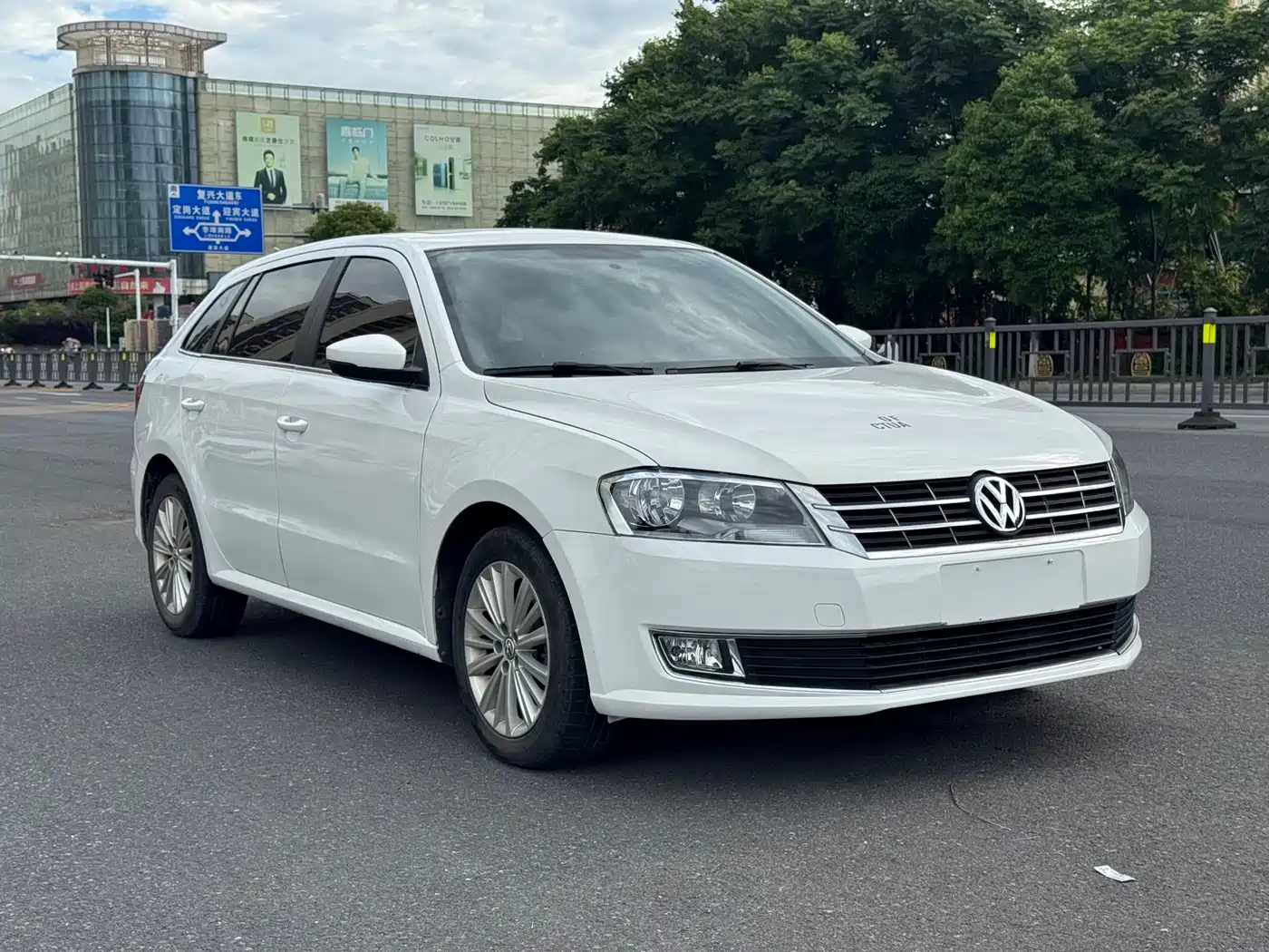 Volkswagen Lavida Tour 2014 1.6L Automatic Sport фото 3