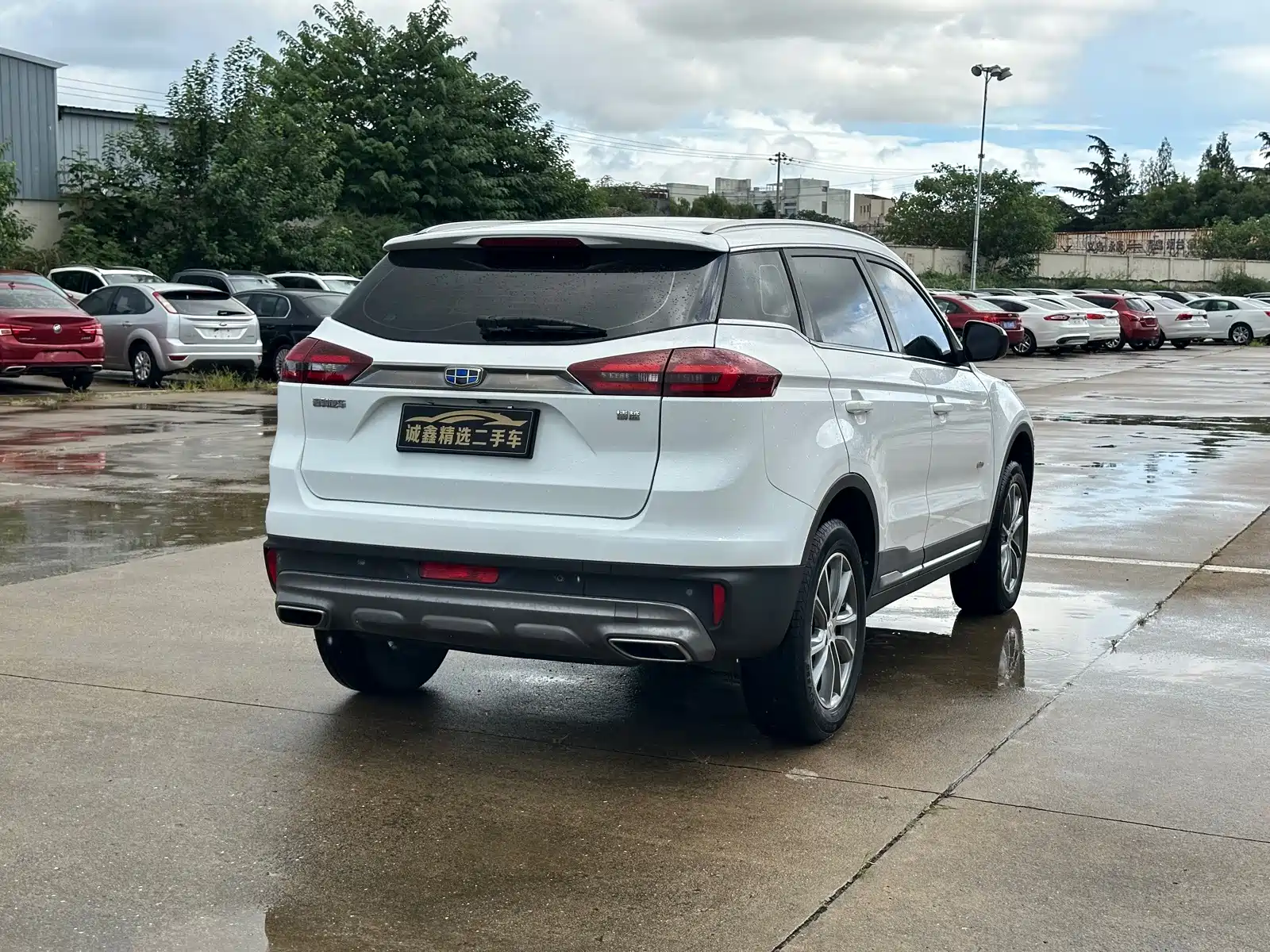 Фото 9 - Geely Atlas