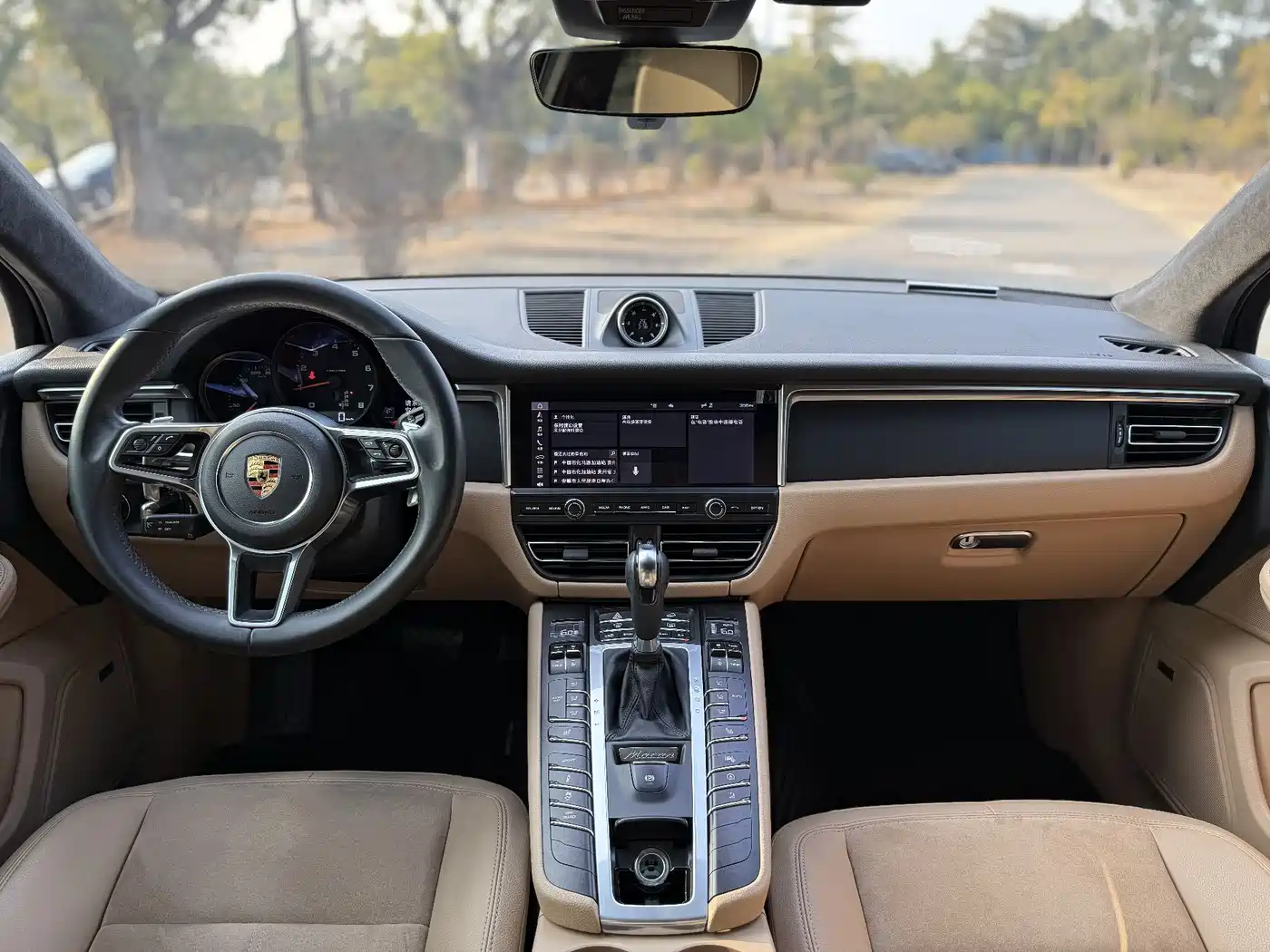PORSCHE MACAN