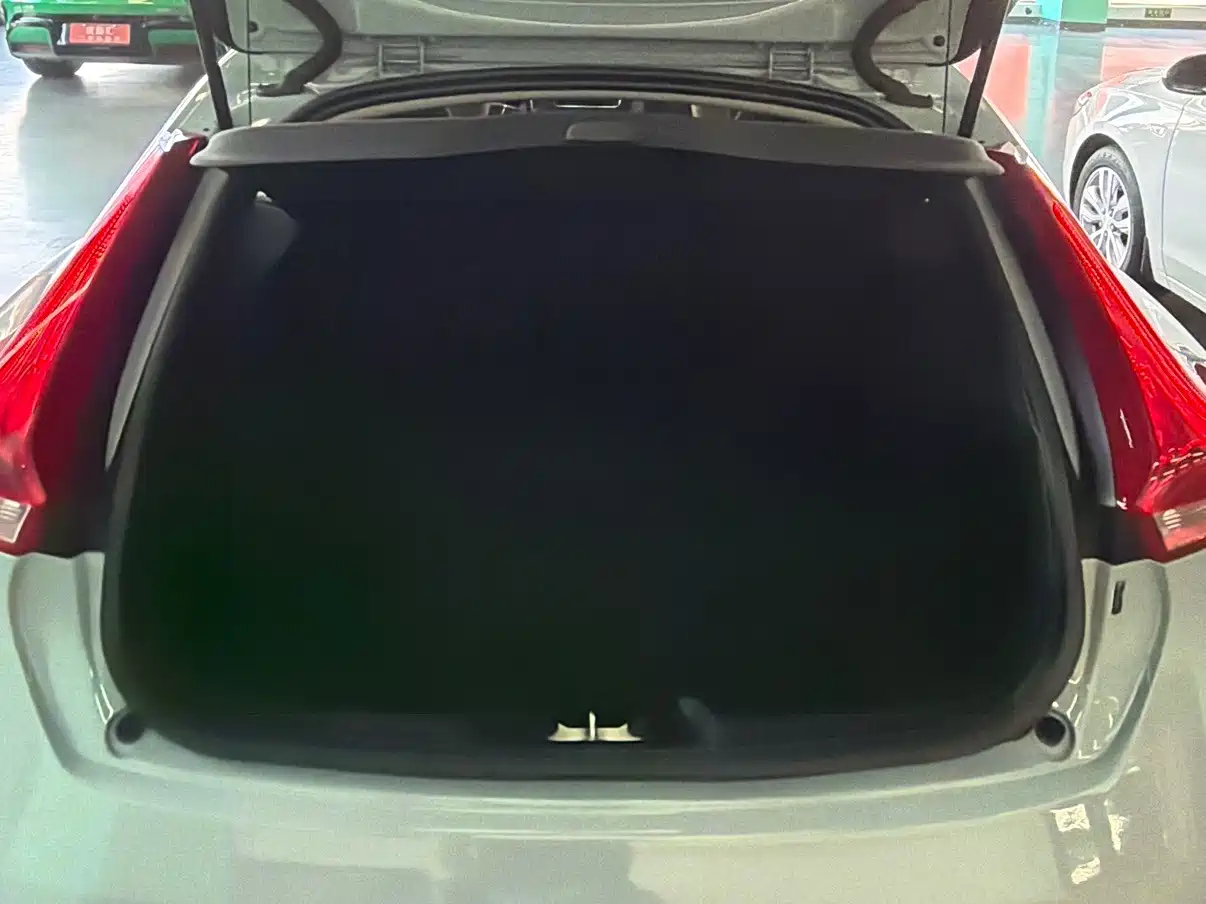 Фото 15 - Volvo V40