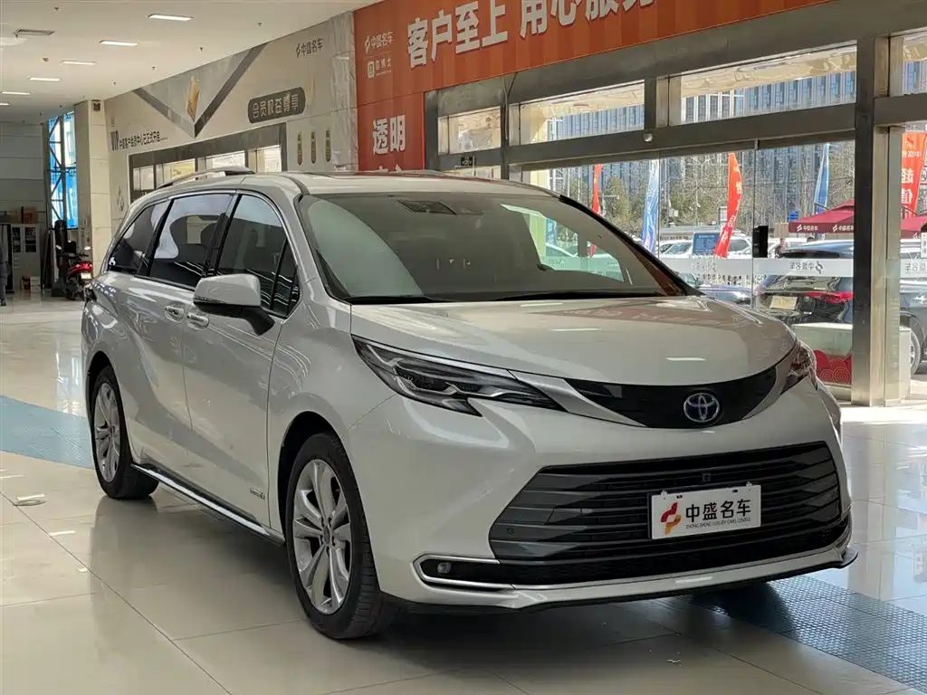 Toyota Sienna 2023 2.5L Hybrid Premium Edition фото 3