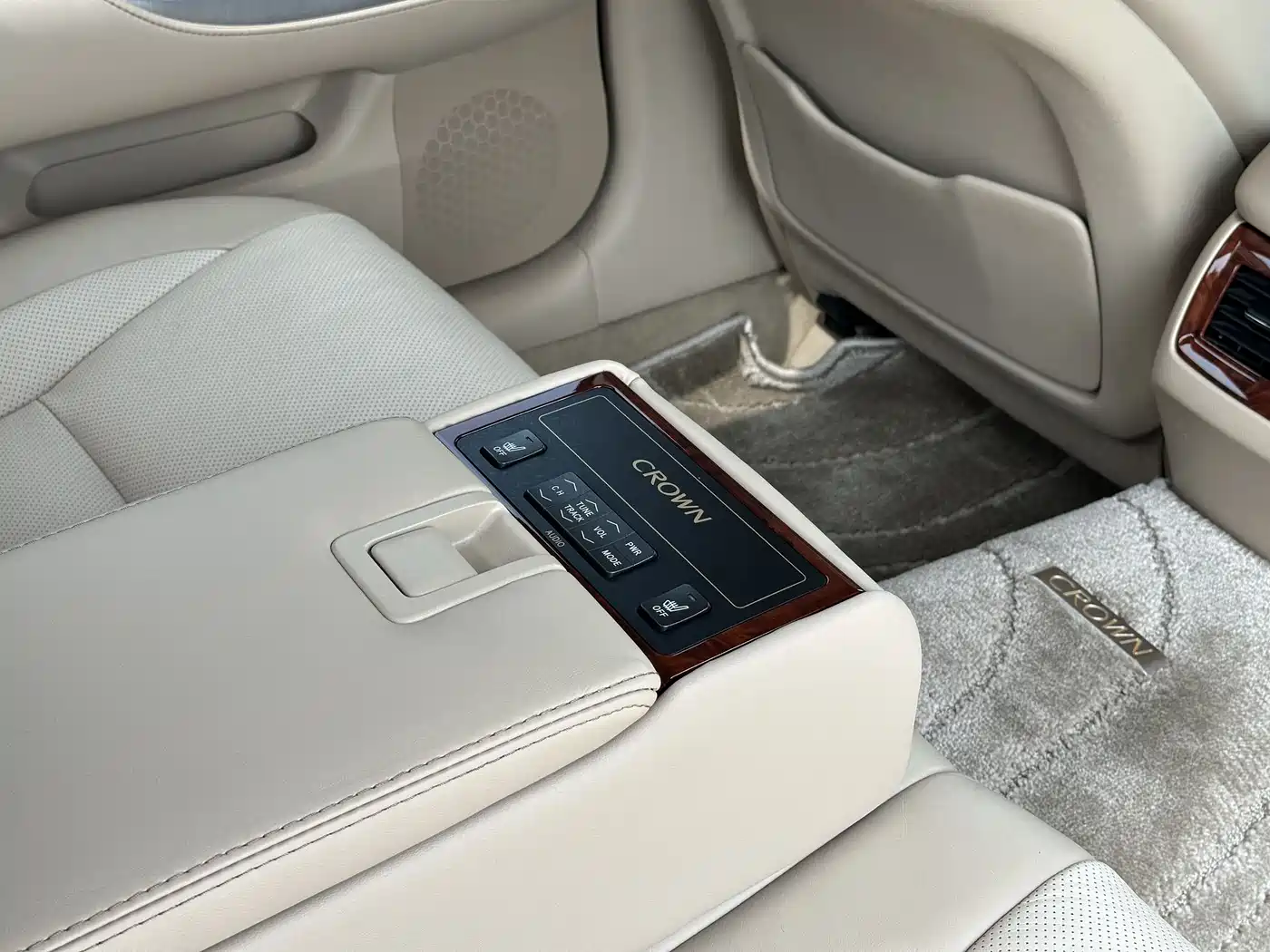 Toyota Crown 2010 2.5L Royal фото 24