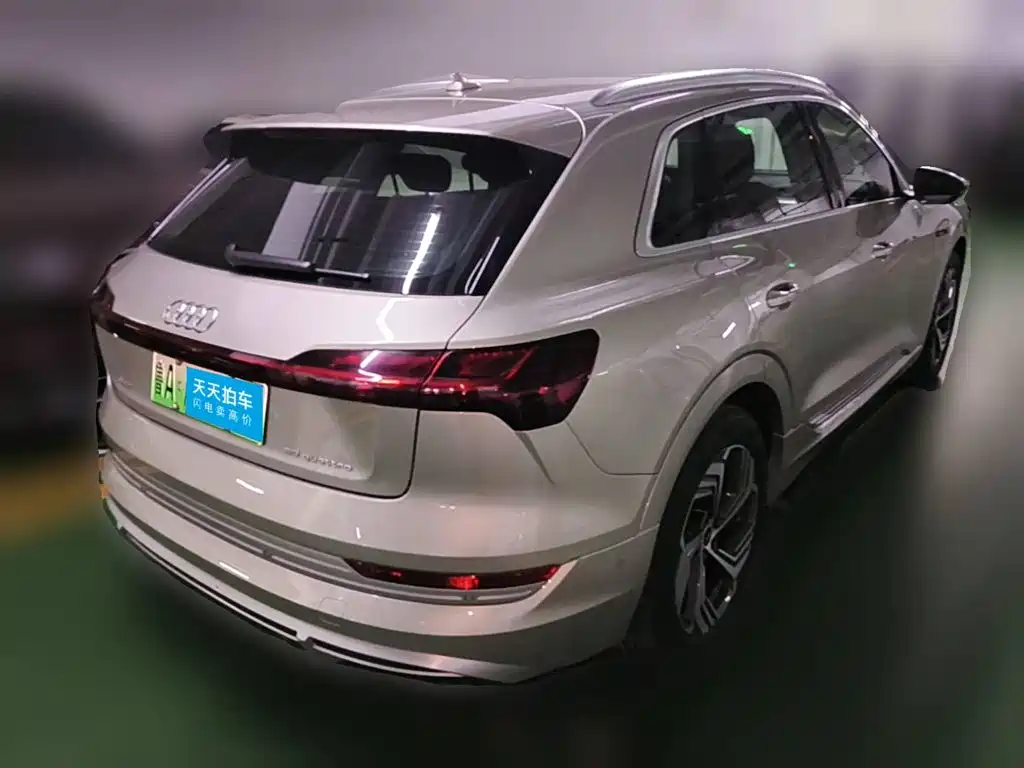 Photo 2 - Audi e-tron