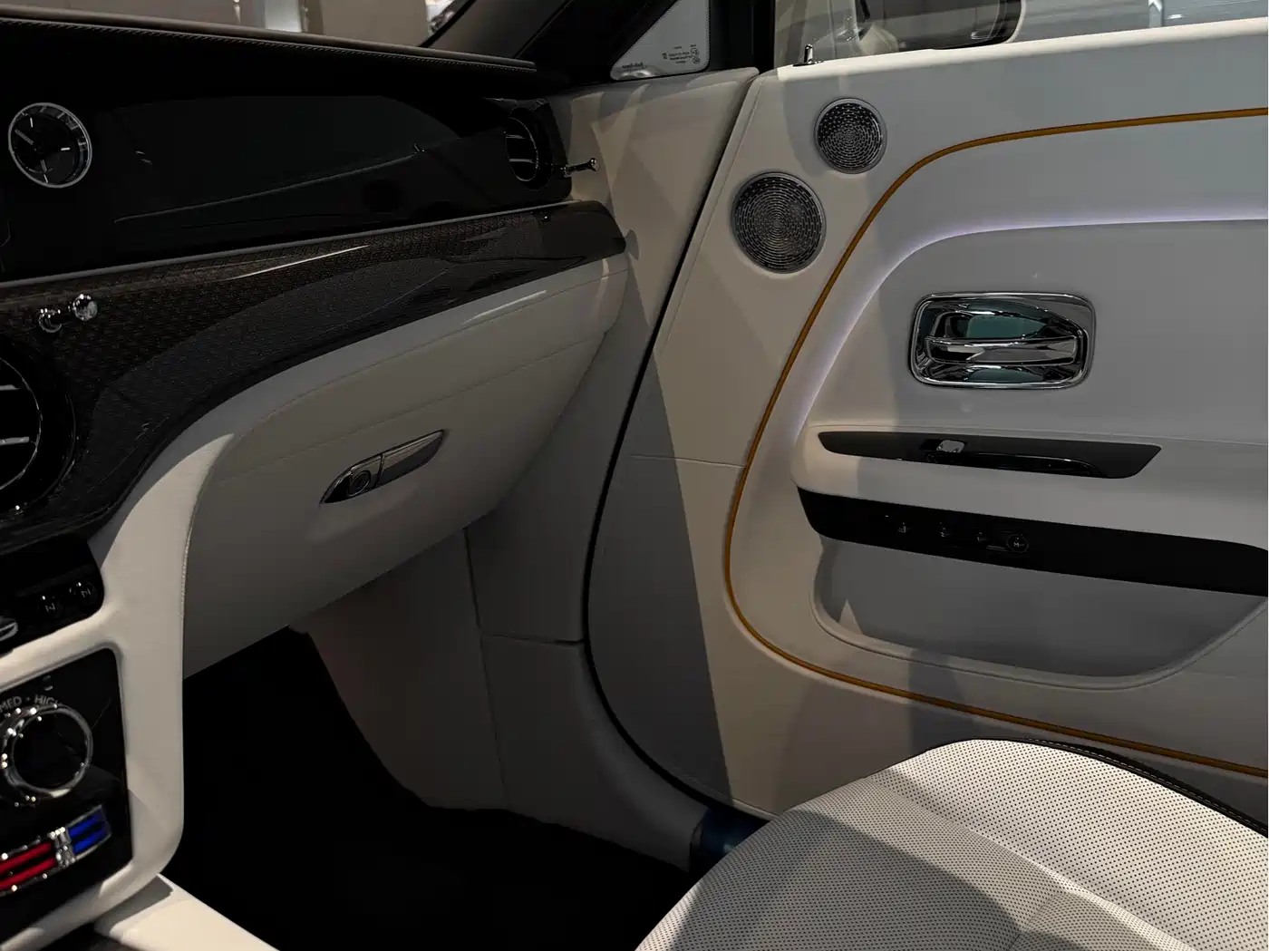 Rolls-Royce Spectre фото 11