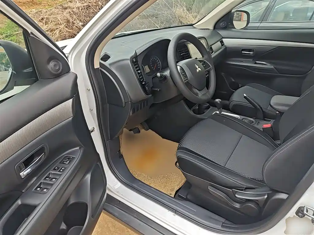 Mitsubishi Outlander 2016 2.0L 2WD Fashion Edition 5-seater фото 16