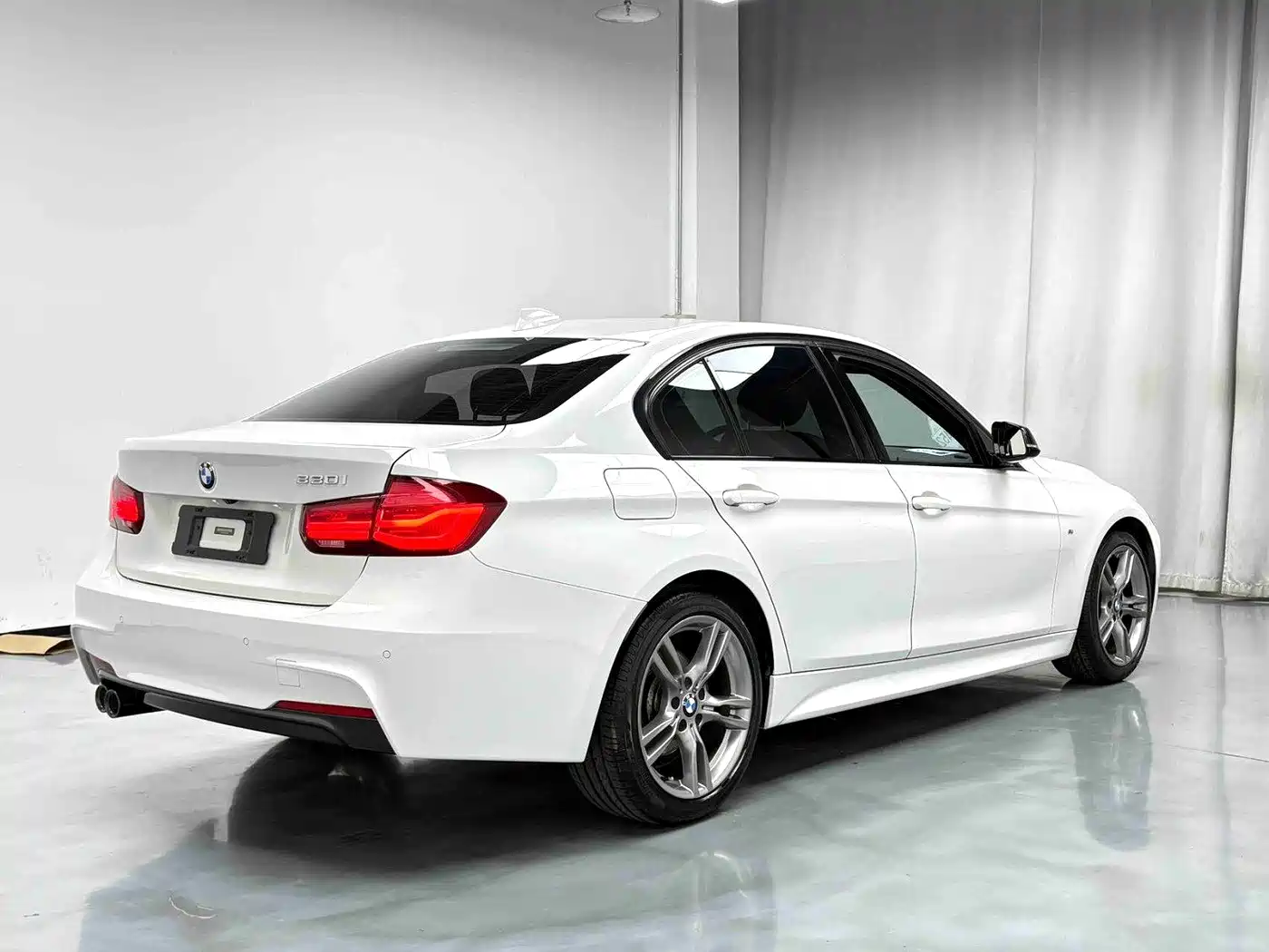 BMW 3 Series 2018 330i M Sport Black Night Edition фото 9
