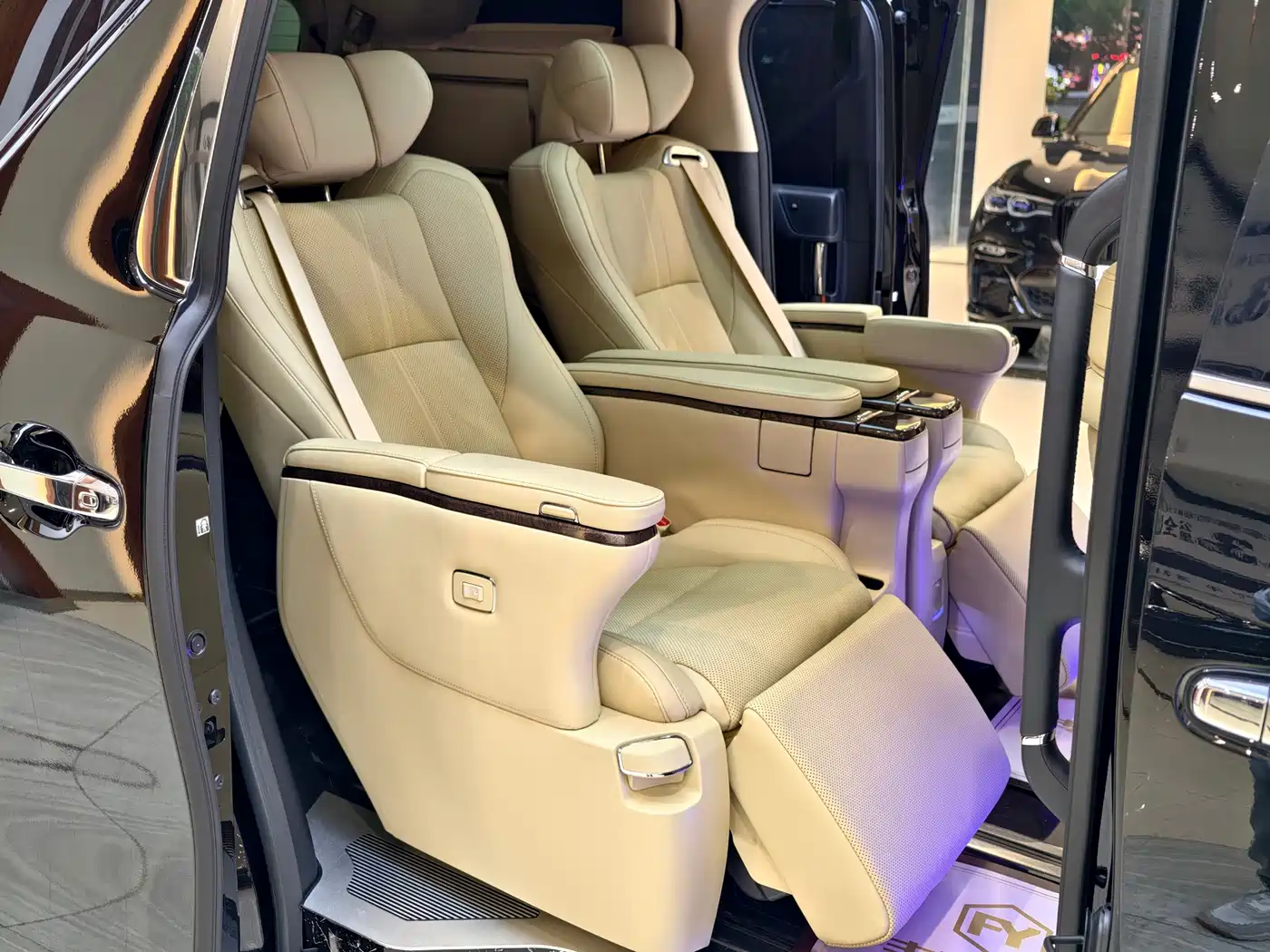 Toyota Alphard 2021 Hybrid 2.5L Premium фото 11