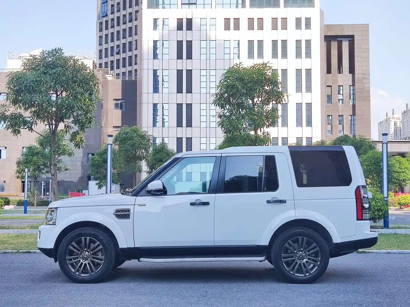 Land Rover Discovery 2016 3.0 SC Black Edition SE фото 9