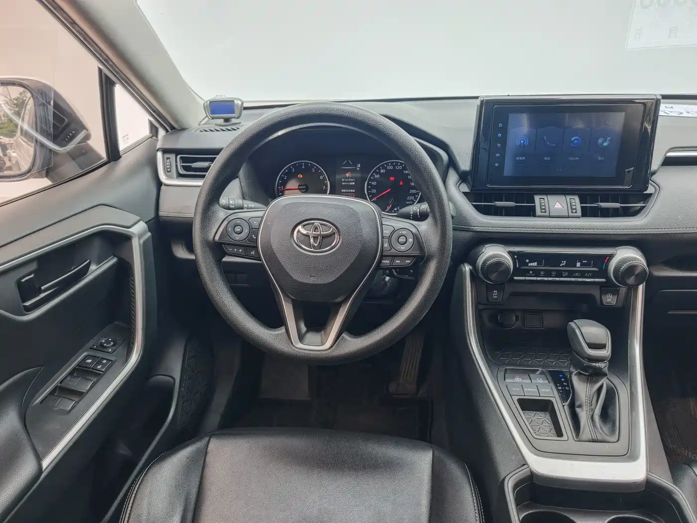 Фото 11 - Toyota RAV4