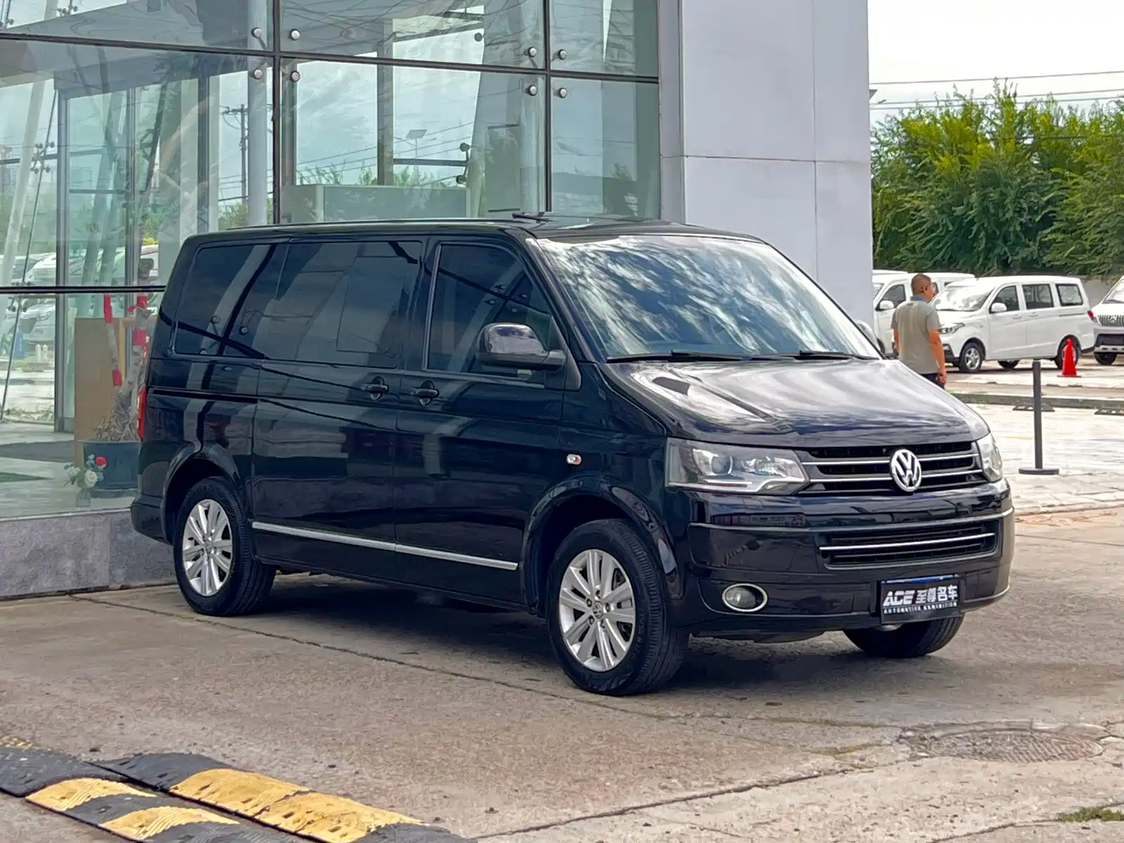 Фото 3 - Volkswagen Multivan