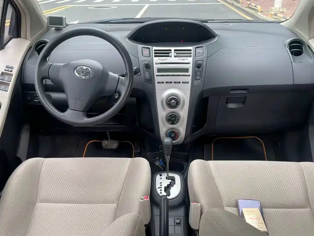 Toyota Yaris 2009 1.6E Automatic Comfort Edition фото 6