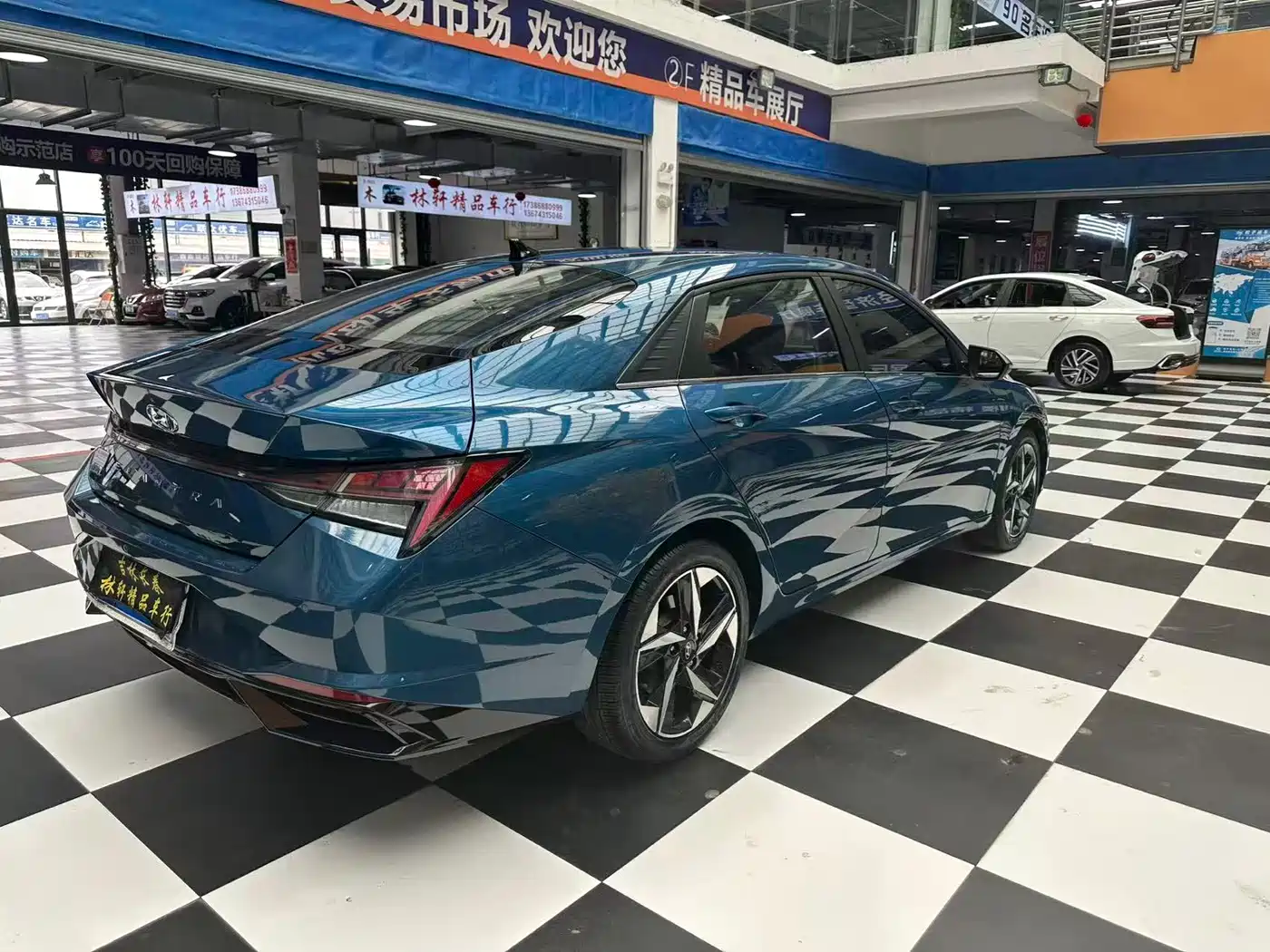Hyundai Elantra 2022 1.5L CVT LUX Premium Edition фото 17