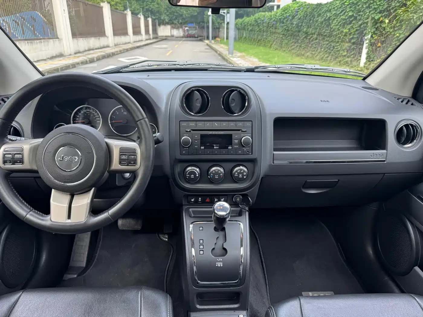 Photo 18 - Jeep Compass (Import)