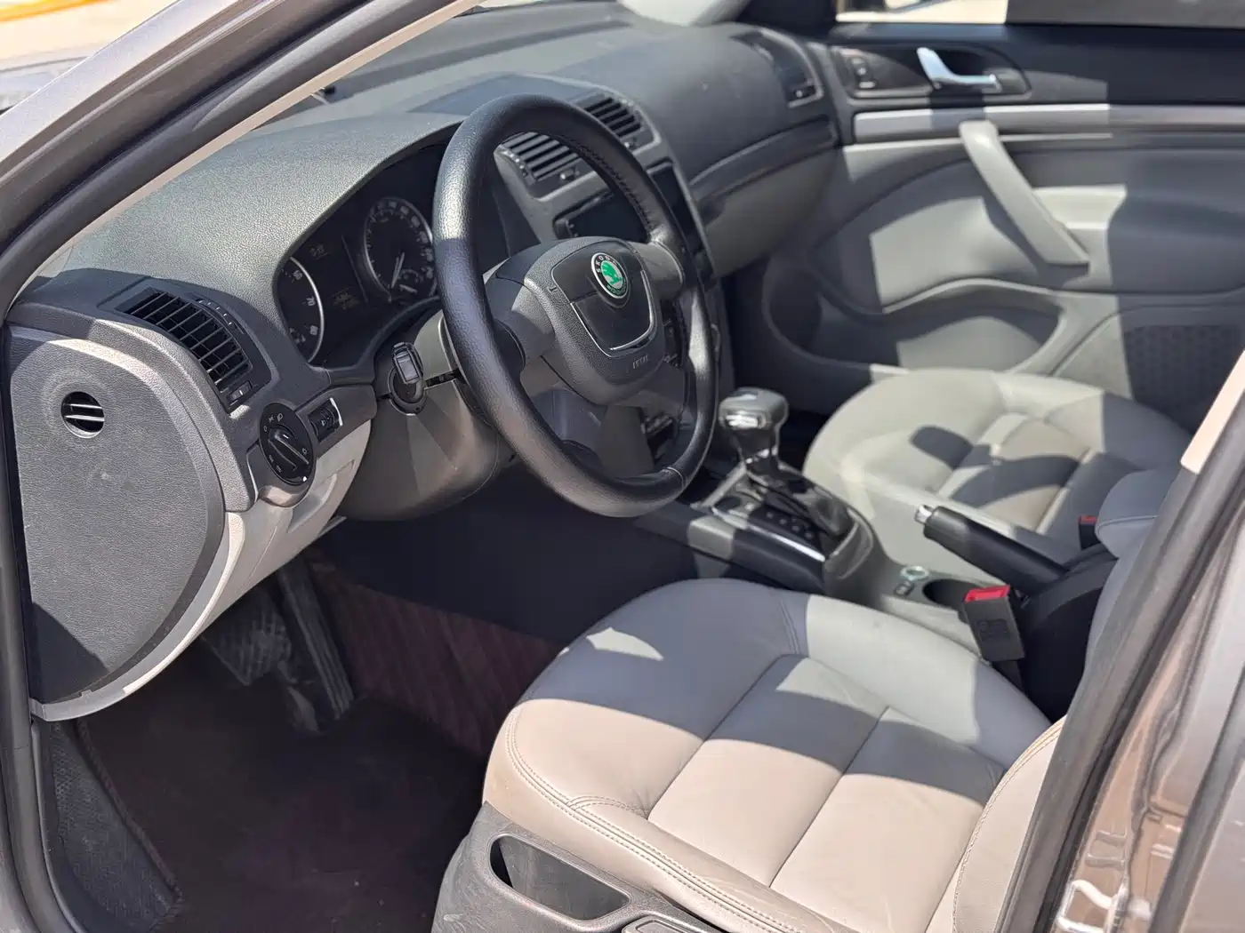 Škoda Octavia 2012 1.6L Auto Yijun Edition фото 4