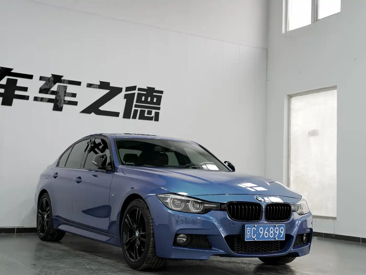 BMW 3 Series 2019 320i M Sport Black Night Edition фото 2