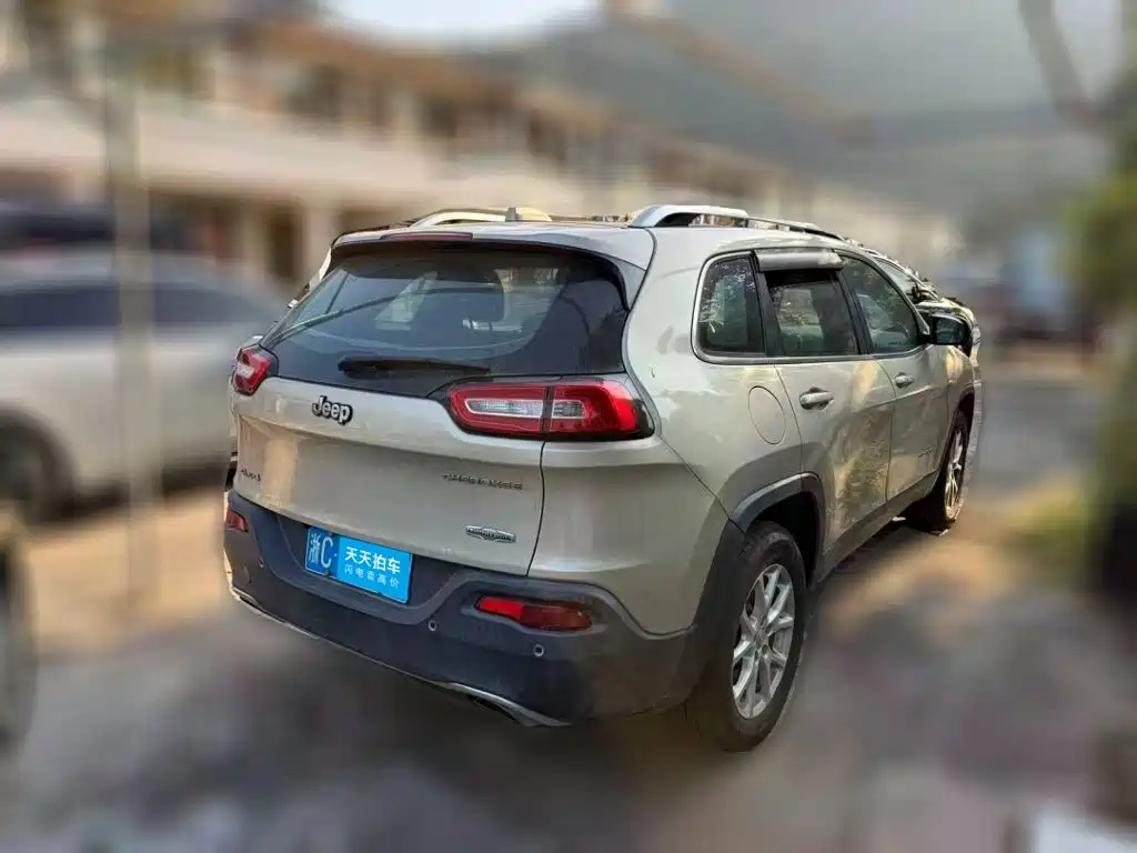 Photo 2 - Jeep Cherokee