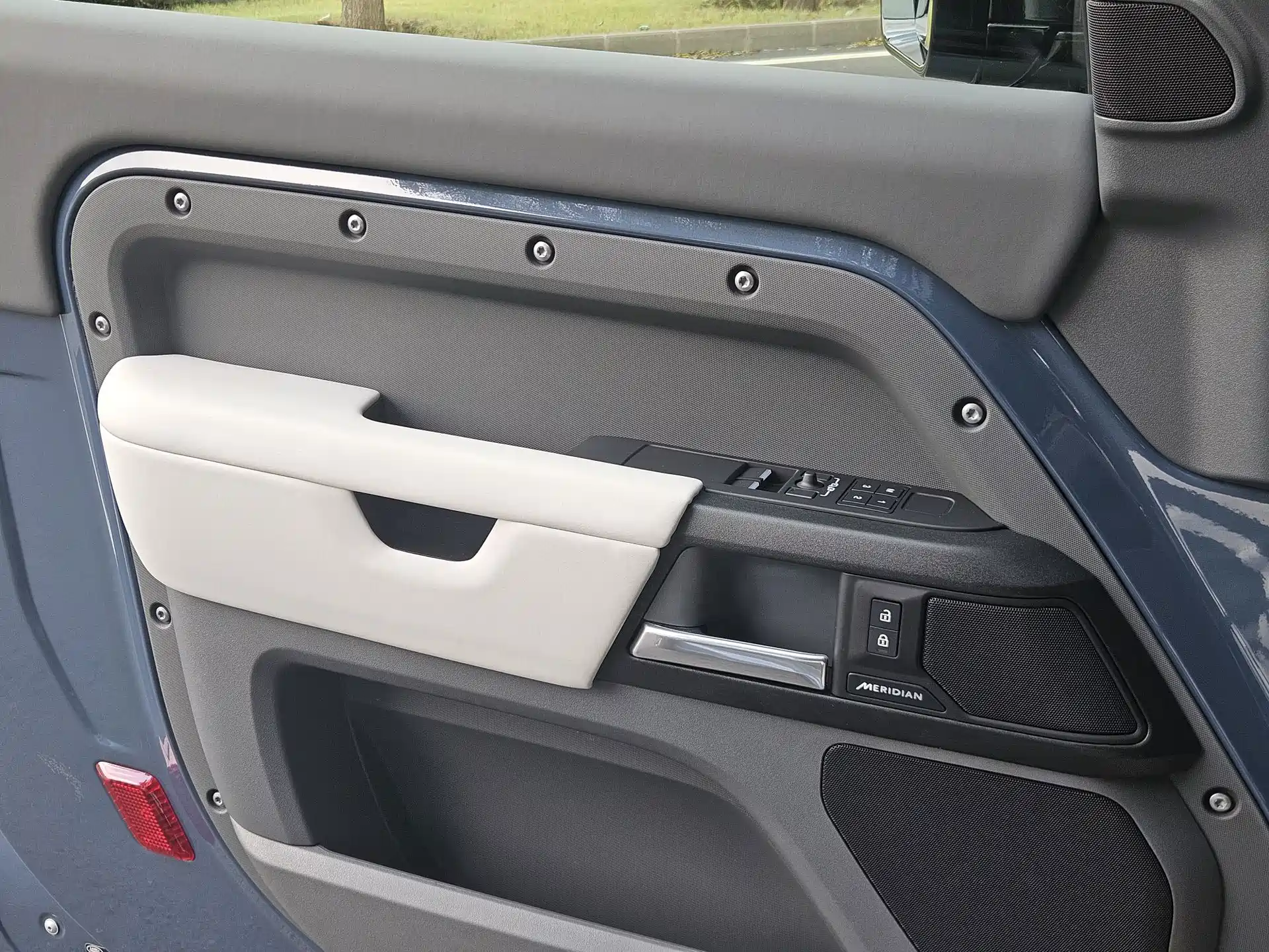 Photo 16 - Land Rover Defender