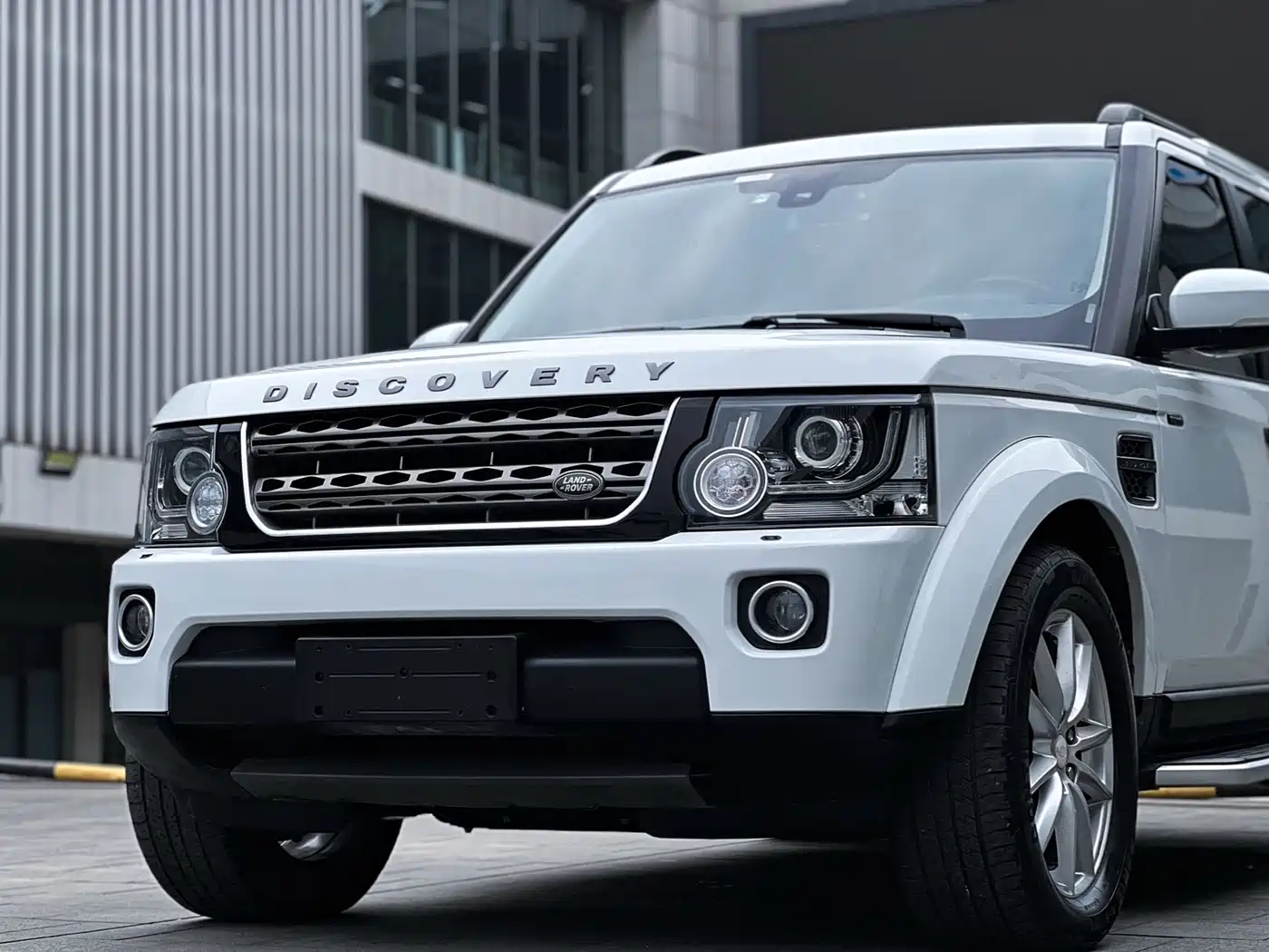 Land Rover Discovery 2016 3.0 SC Black Edition SE фото 2