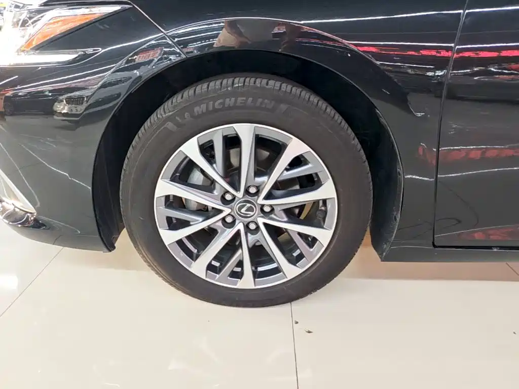Фото 23 - Lexus ES