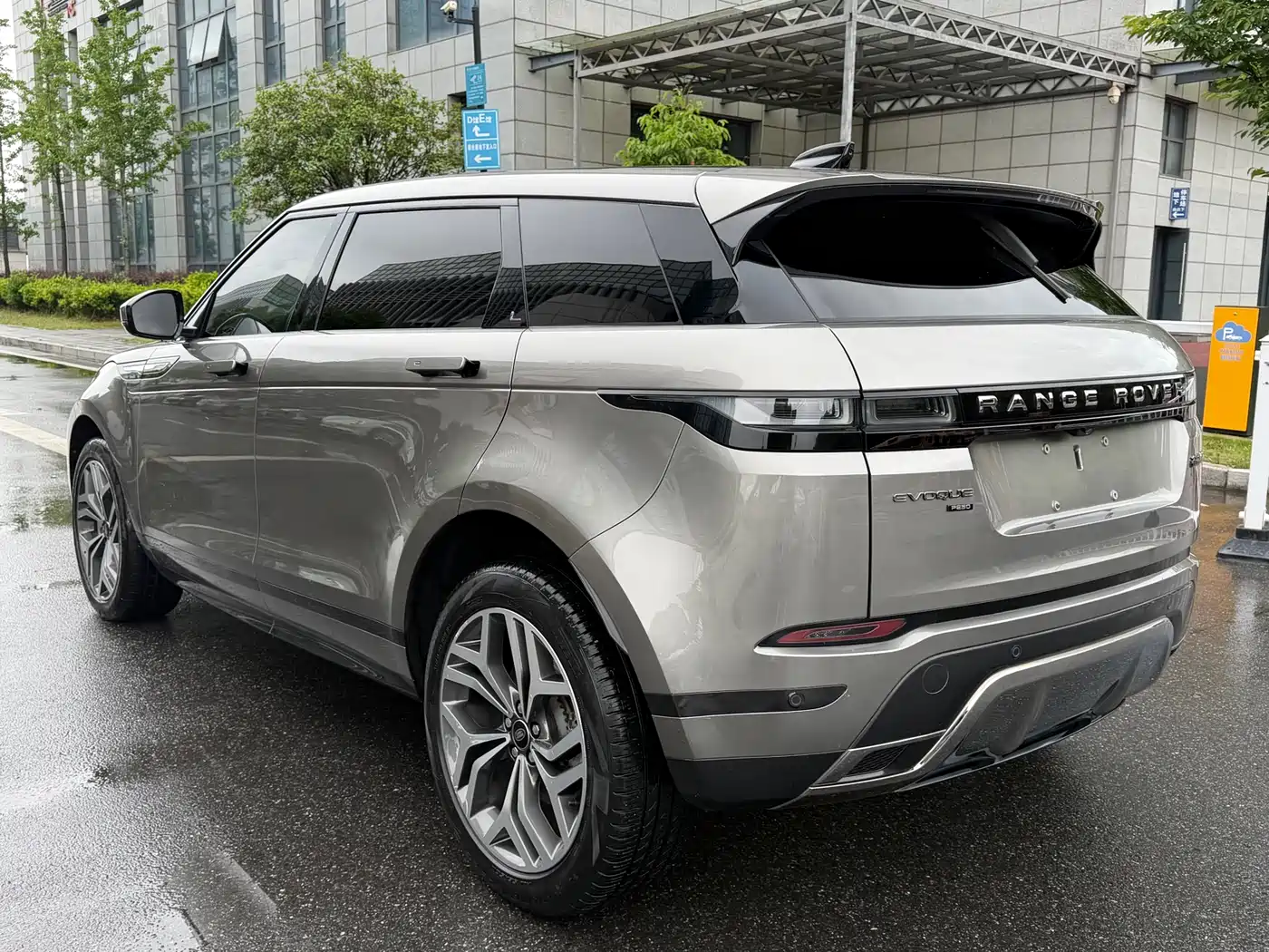 Land Rover Range Rover Evoque 2023 Range Rover Evoque L 249PS Luxury Edition фото 17