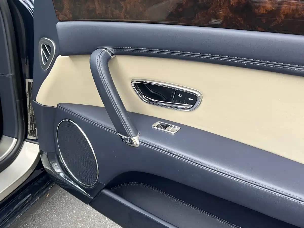 Фото 7 - Bentley Flying Spur
