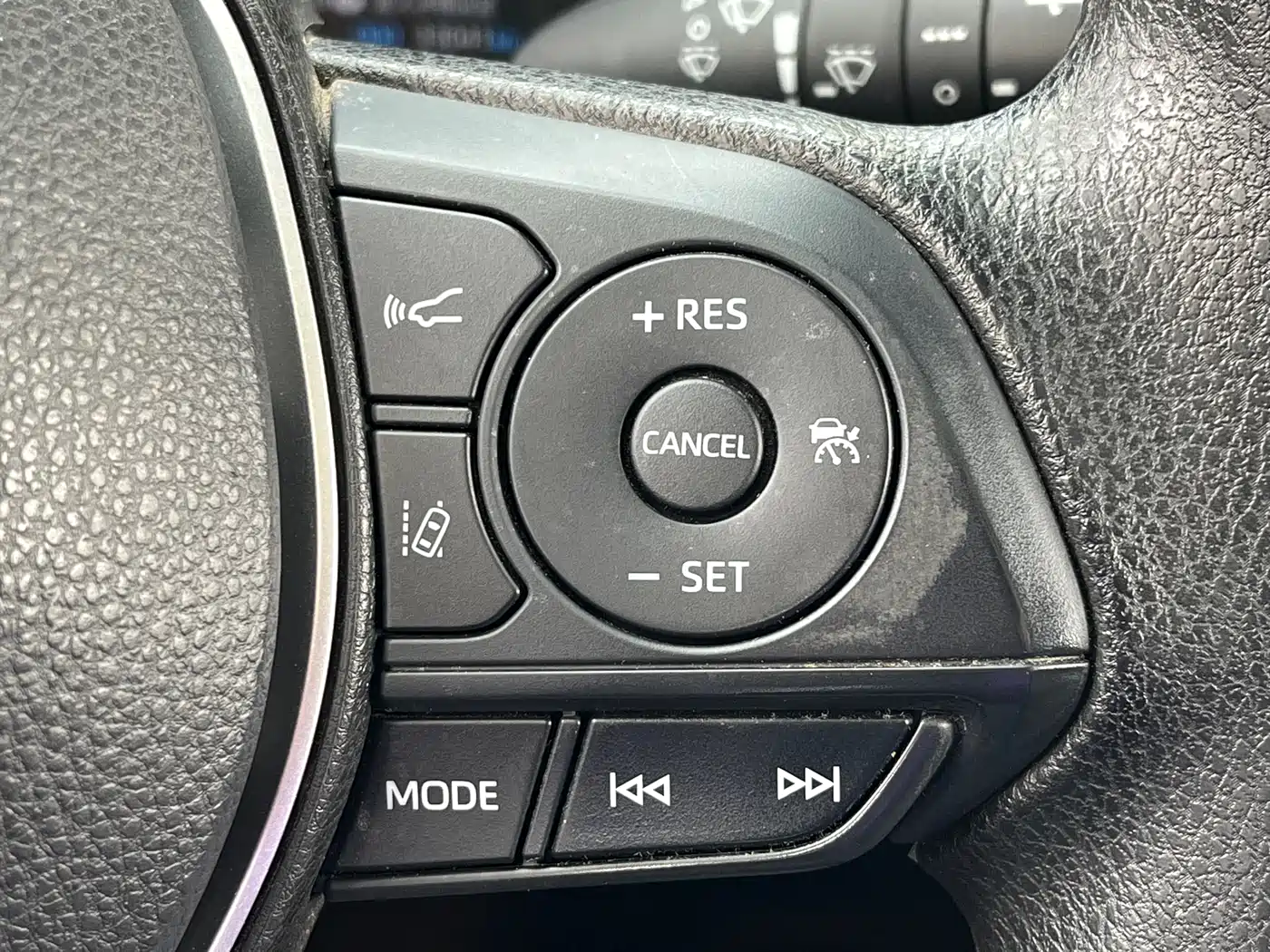 Toyota Frontlander 2023 2.0L CVT Leading Edition фото 30