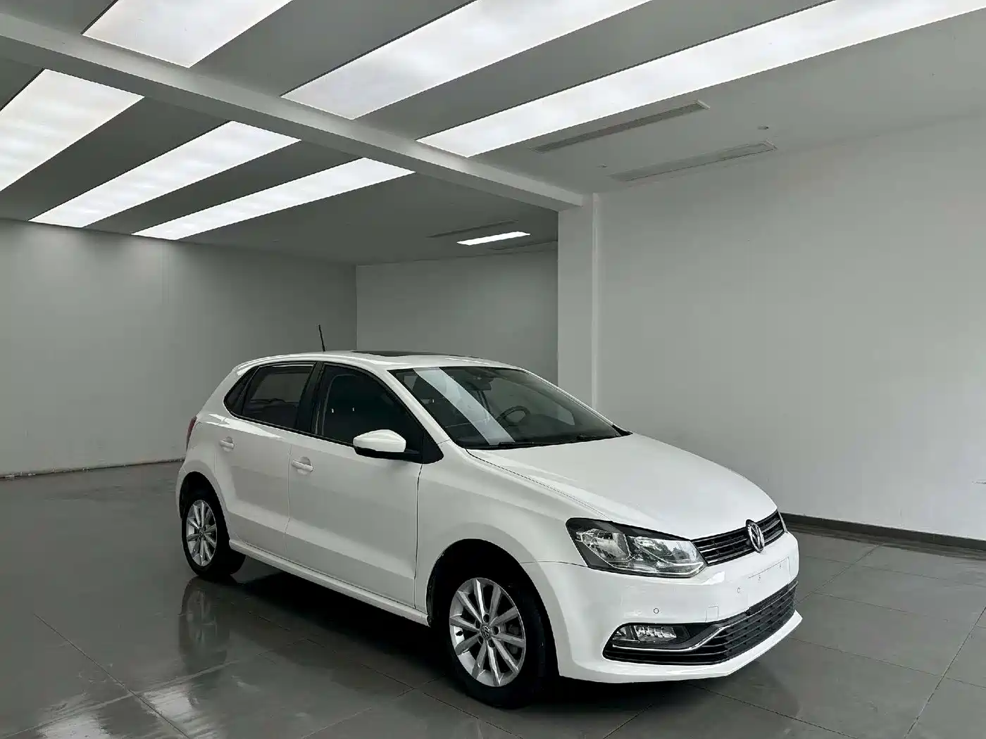 Volkswagen Polo 2014 1.4L Automatic Luxury Edition фото 3