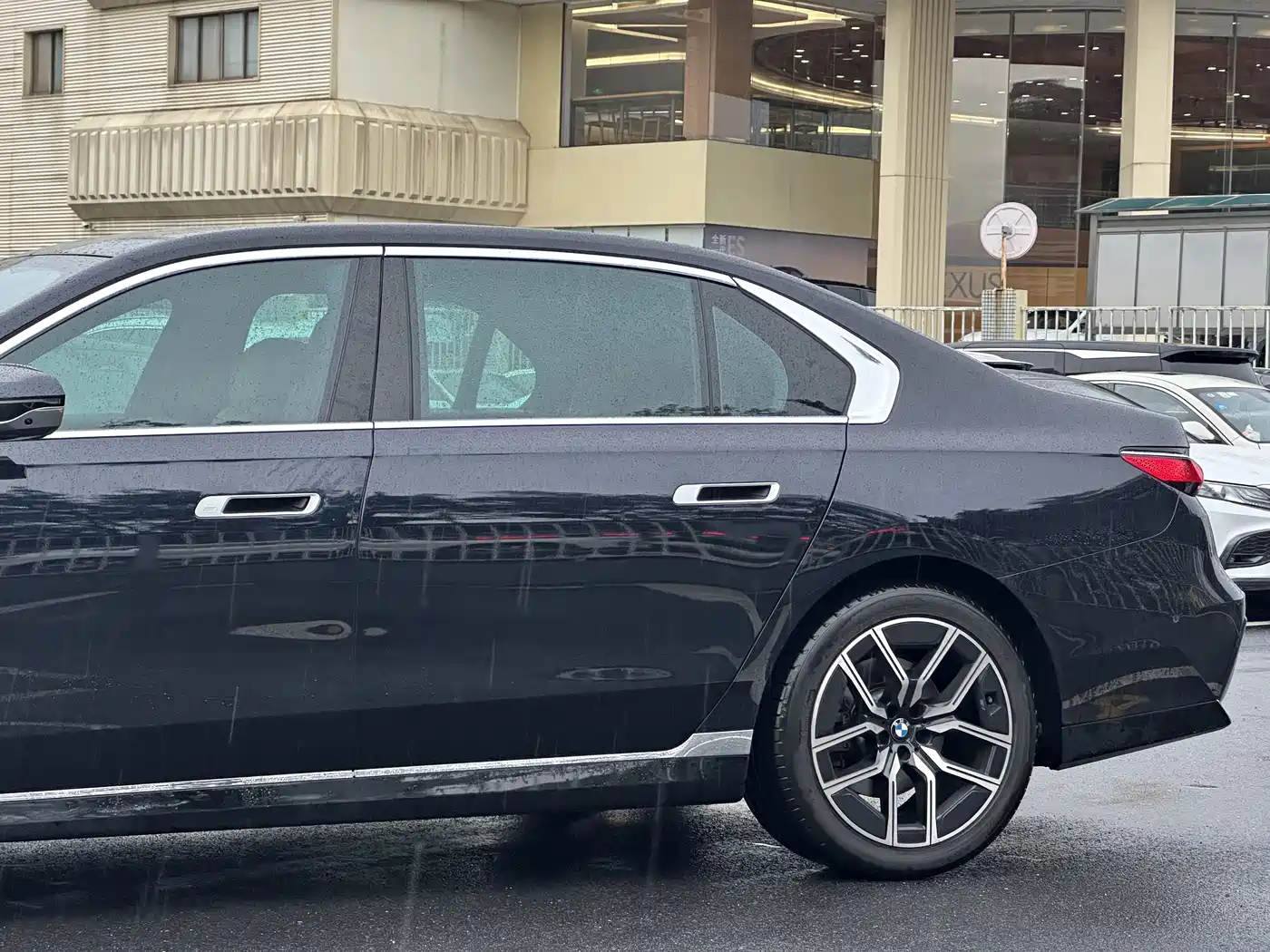 BMW 7 Series 2023 Model 735Li M Sport Package фото 6