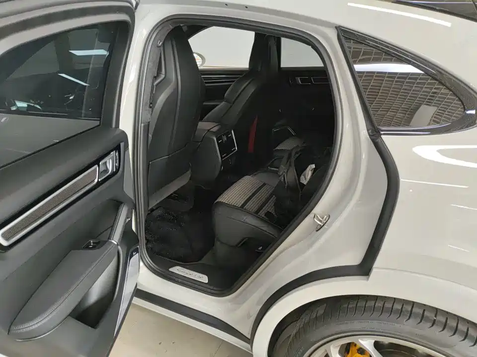 Photo 3 - Porsche Cayenne