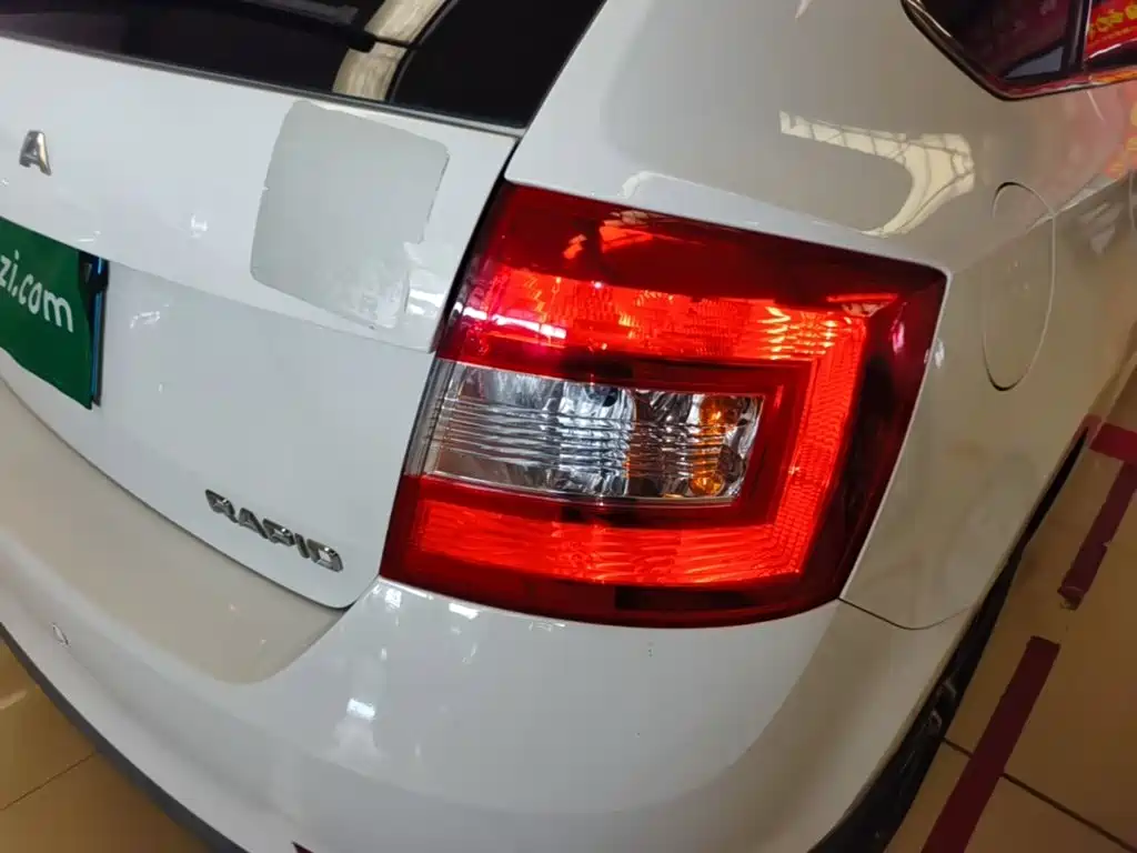 صورة 8 - Škoda Skoda Rapid Spaceback