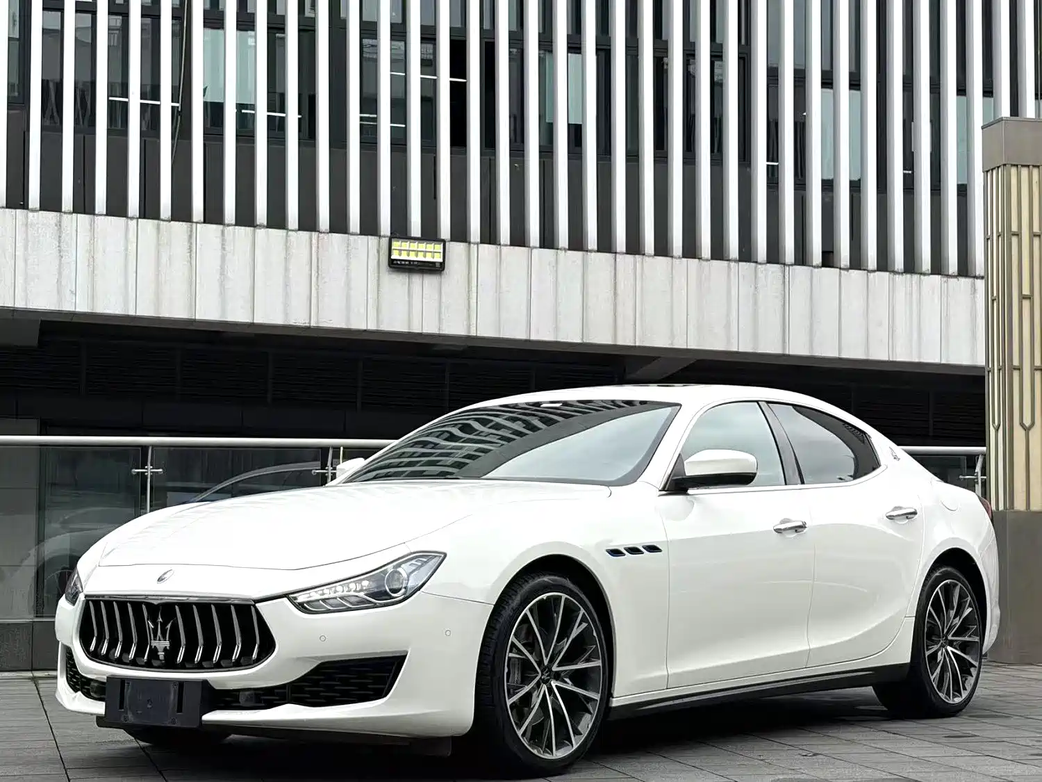 Photo 1 - Maserati Ghibli