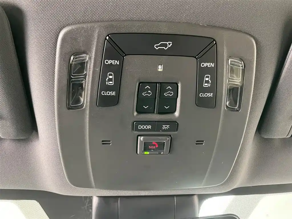 Toyota Sienna 2023 2.5L Hybrid Premium Edition фото 27