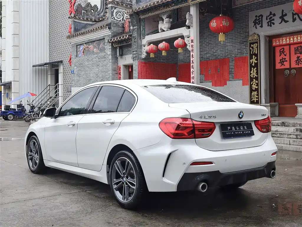 BMW 1 Series 2022 120i M Sport фото 9