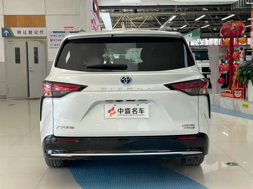 Toyota Sienna 2023 2.5L Hybrid Premium Edition фото 6