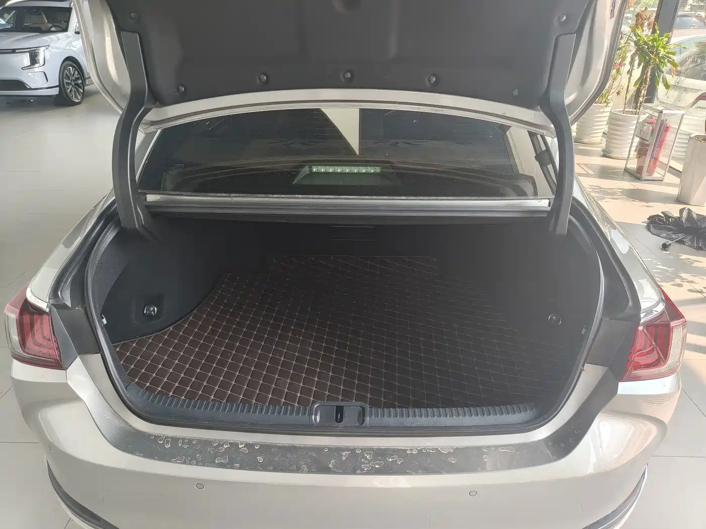 Photo 15 - Lexus ES