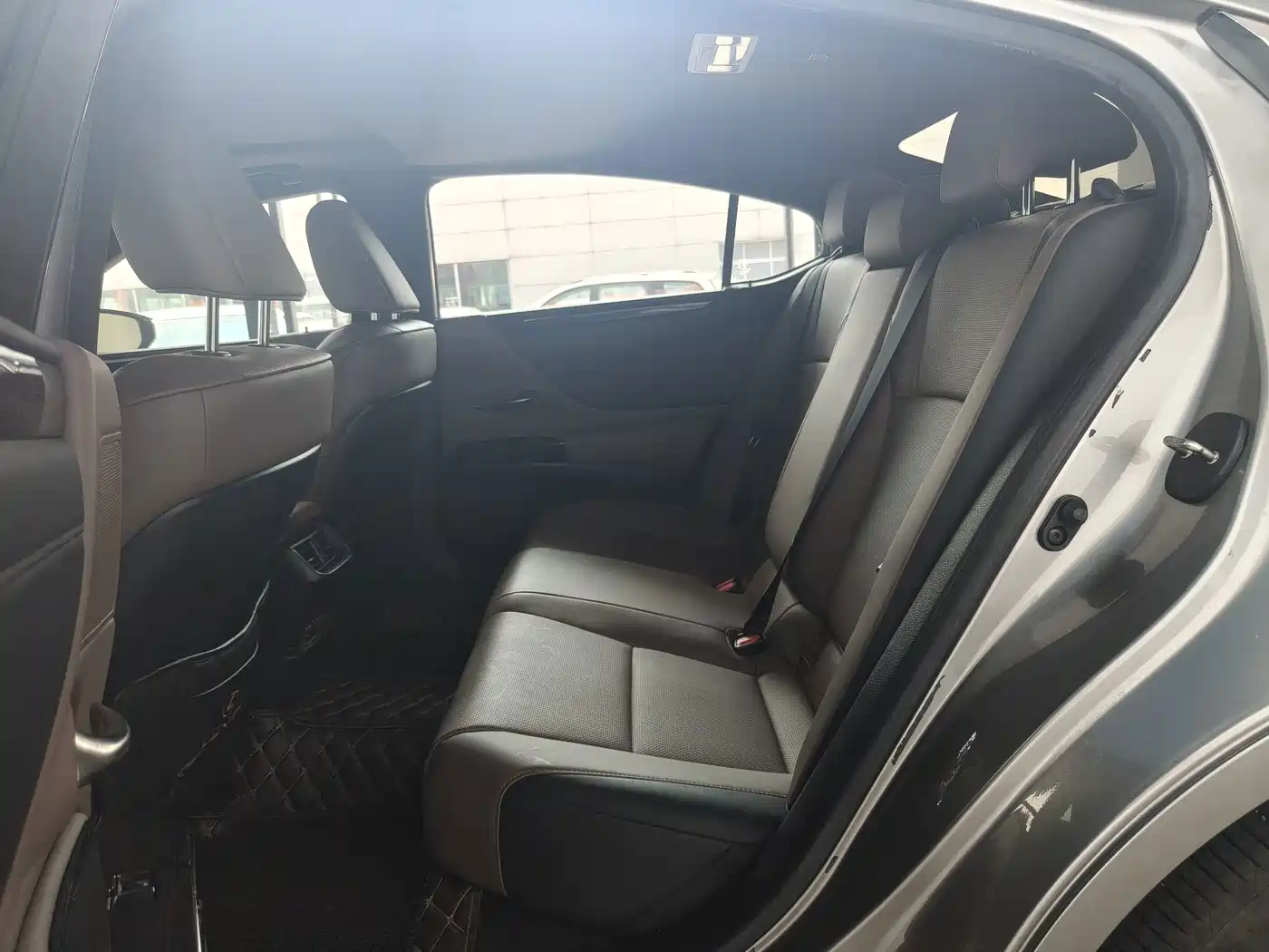 Photo 7 - Lexus ES