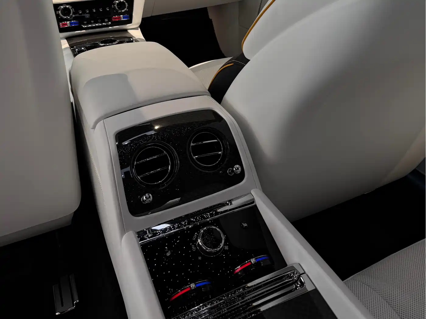 Rolls-Royce Spectre фото 12