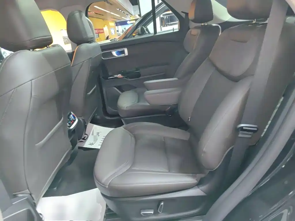 Photo 17 - Ford Explorer