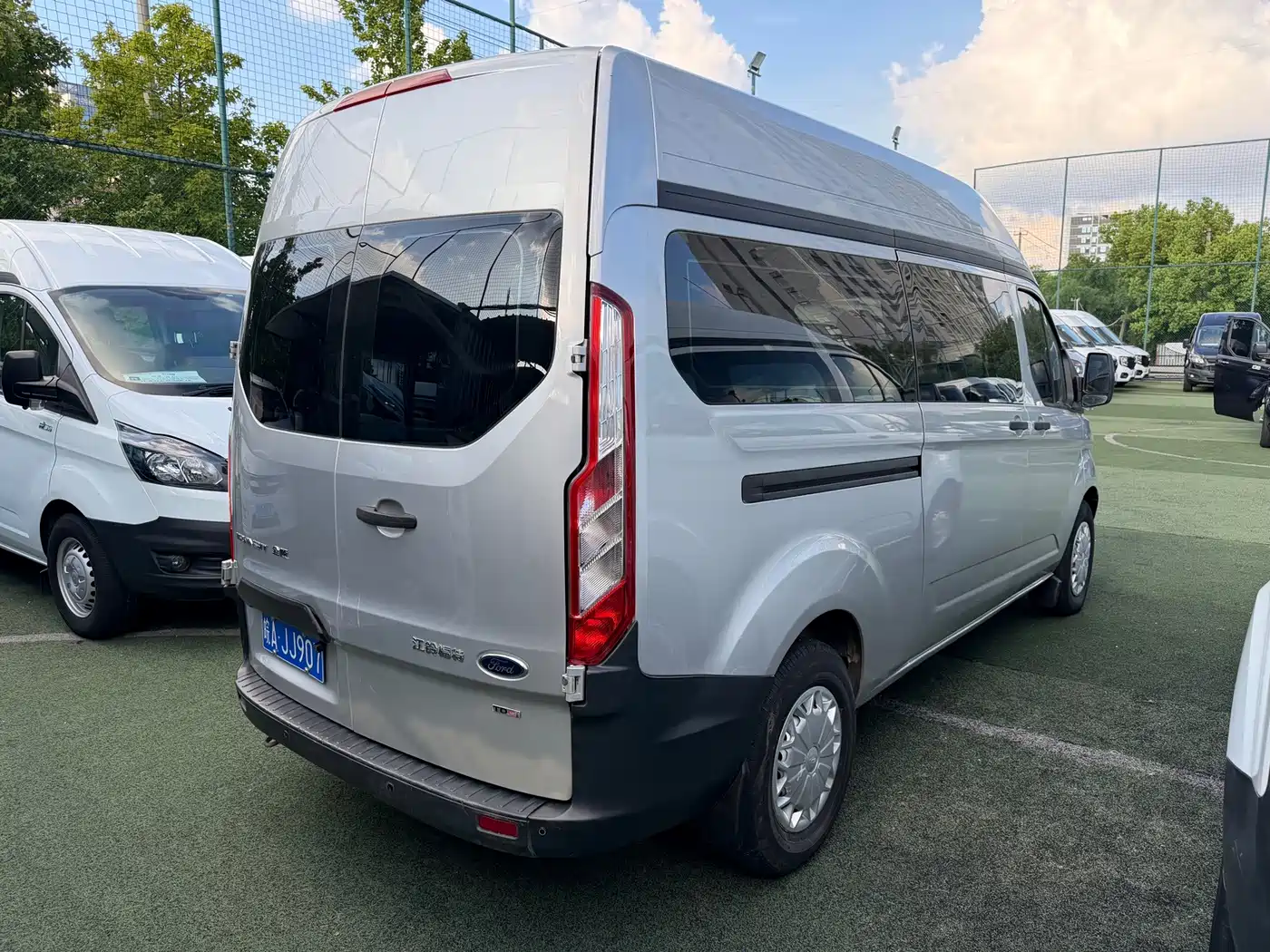 Ford Transit 2017 2017 2.0T Diesel Multi-purpose Commercial Vehicle Medium Wheelbase Medium Roof China V
