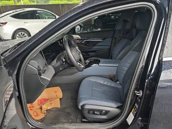 Фото 8 - BMW i5