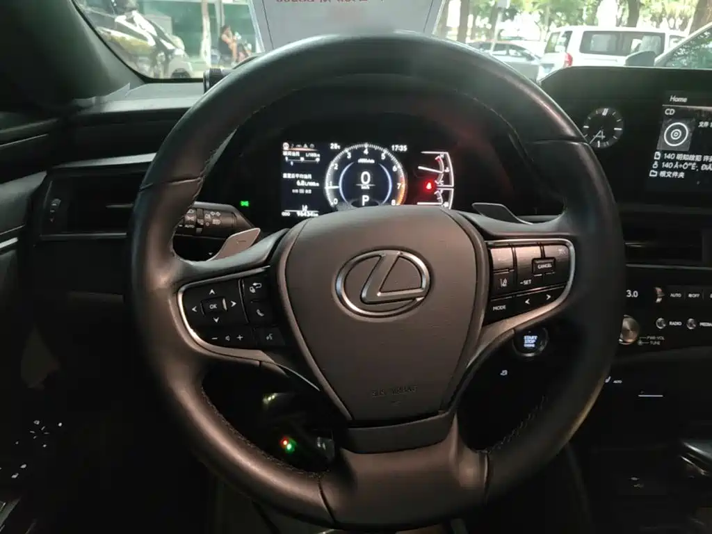 Фото 11 - Lexus ES