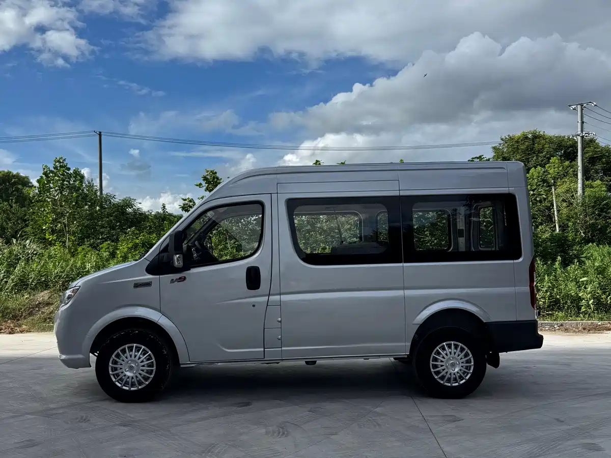 Dongfeng Yufeng Yufeng 2021 2020 2.5T V9 Logistics Vehicle Short Wheelbase Medium Roof 5-9-seater China V ZD25
