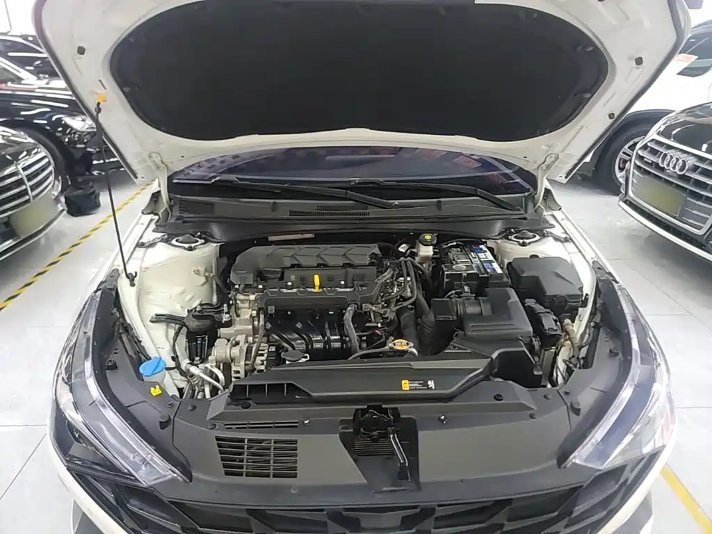 Photo 20 - Hyundai Elantra