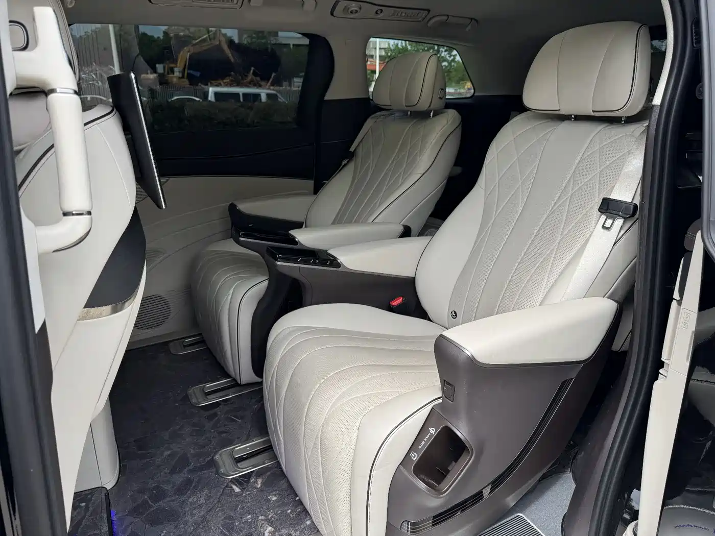 Denza D9 2024 DM-i 980 AWD Prestige фото 8