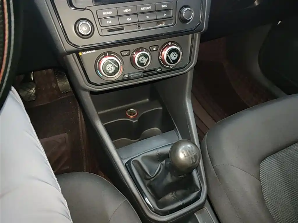 Volkswagen Jetta 2019 Dream Edition 1.5L Manual Fashion фото 14