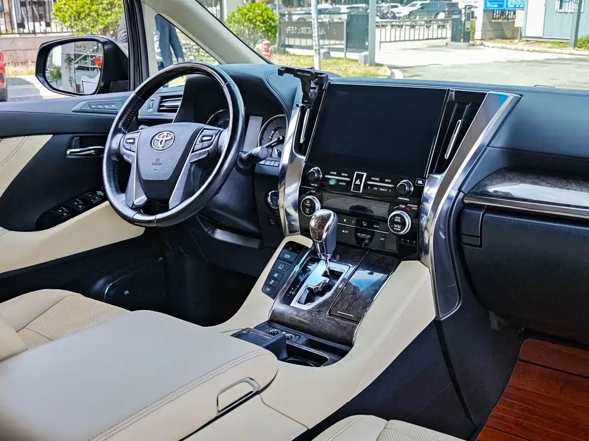 Toyota Vellfire 2021 Crown Hybrid 2.5L HV Premium Edition фото 6
